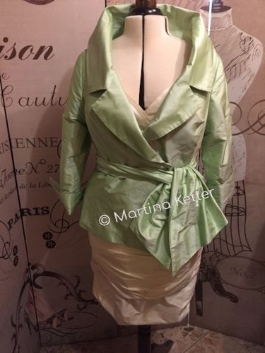 Dies ist eine Seidenjacke mit grossem Kragen