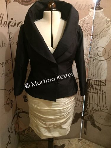 Hier eine Seidenjacke mit Schalkragen