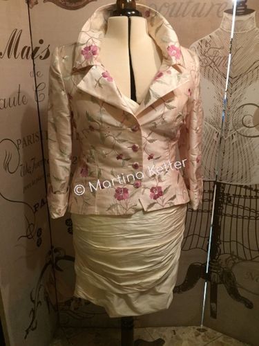 Ein eleganter bestickter Seidenblazer